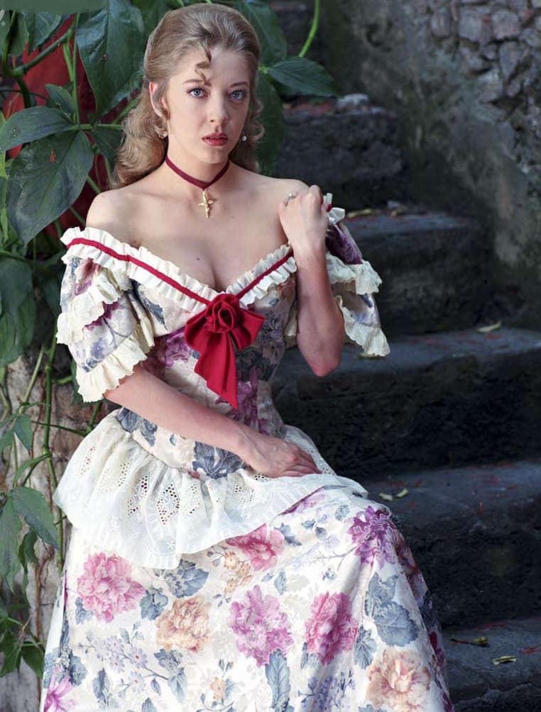 La trama se desarrolla en el siglo XX, en Veracruz, así que México ya era independiente de España y los vestidos ya no tenían demasiada inspiración europea. En su mayoría los diseños eran de hombros descubiertos y falda de campana.