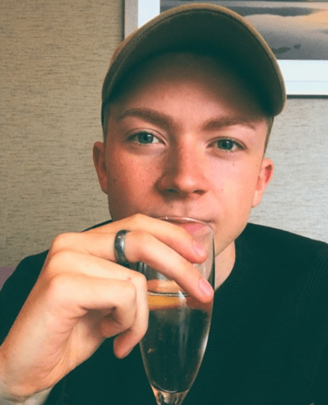 Entonces, el blogguer continuó: "¿has notado que yo no he tenido una novia?" Ante esto el pequeño Alfie respondió: "sí, porque tú vas a la escuela y estás enamorado de ellos, puedes casarte".