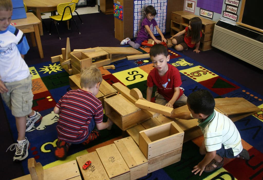 Niños aprendiendo a través del juego (
<a href="https://creativecommons.org/licenses/by/4.0/">CC BY</a>)