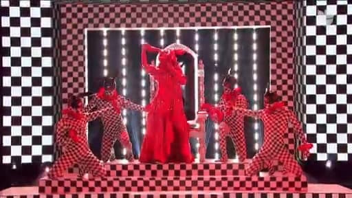 Conejo apareció con su impresionante caracterización en vinil rojo para cantar 'Todos me miran' de Gloria Trevi. Su presencia en el escenario impactó al panel de investigadores y a todos en el estudio en esta última gala.