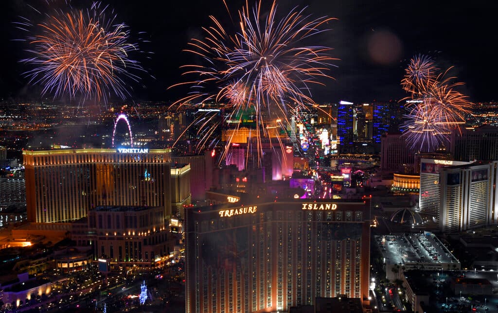 Fuegos artificiales iuminaron aún más el cielo de Las Vegas para recibir el 2023.