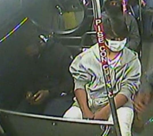 La policía explicó que la víctima del robo es un joven de 14 años de edad, pero no reveló más detalles de su identidad ni del caso.