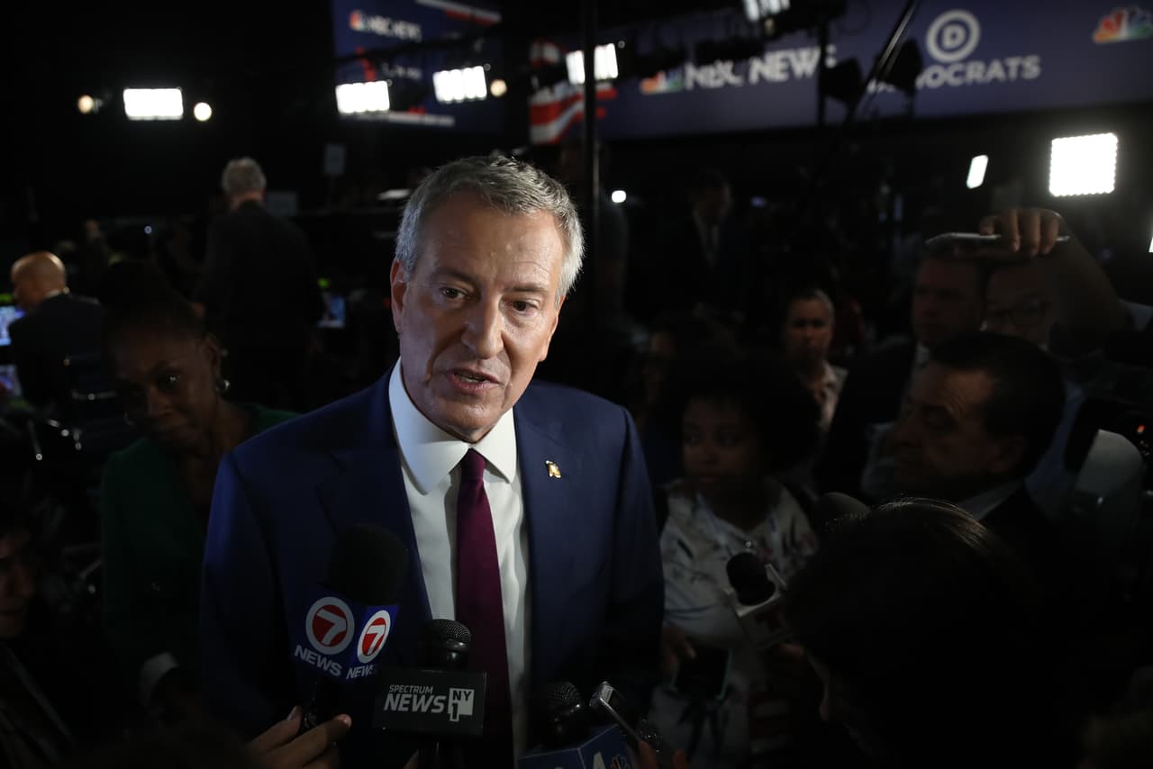 El alcalde de Nueva York, 
<a href="https://www.univision.com/temas/bill-de-blasio">Bill DeBlasio</a>, se impuso en algunas ocasiones elevando la voz para polemizar con sus colegas en el podio. Al intervenir en los temas relacionados con el crecimiento económico de Estados Unidos, el alcalde dijo que "hay mucho dinero en el mundo, pero está en las manos equivocadas".