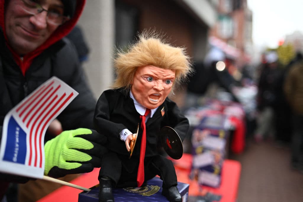 Este 
<b>muñeco de un Trumo exaltado también se podía conseguir cerca del Capitol One Arena</b>, donde Donald Trump juró como el presidente 47 de Estados Unidos, el 20 de enero de 2025 en Washington, DC.