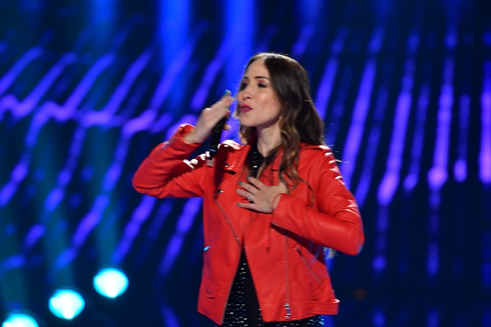 Y dejó el escenario enviándole besos al público.