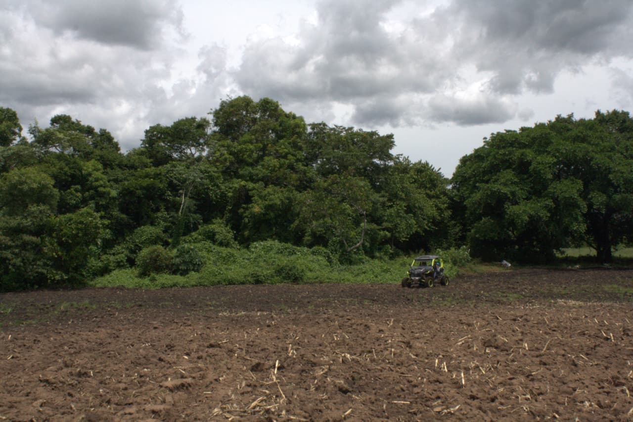 Con su todoterreno Julión checa los sembradíos, las plantaciones y todo lo que sucede en su propiedad.