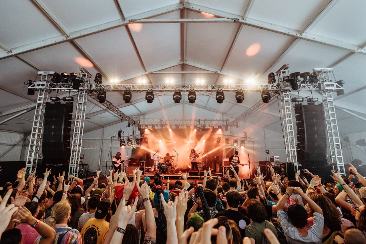 El festival no se limita a la música rock. La alineación cuenta con una serie de artistas en una multitud de géneros, desde el soul clásico hasta el indie y el pop rock. Otros artistas incluyen a Billy Idol, King Gizzard & the Lizard Wizard y Khruangbin. En total se espera que más de 60 artistas se presenten en los distintos escenarios. Encuentra el listado completo de artistas que participarán, 
<b><a href="https://www.shakykneesfestival.com/">aquí</a></b>.