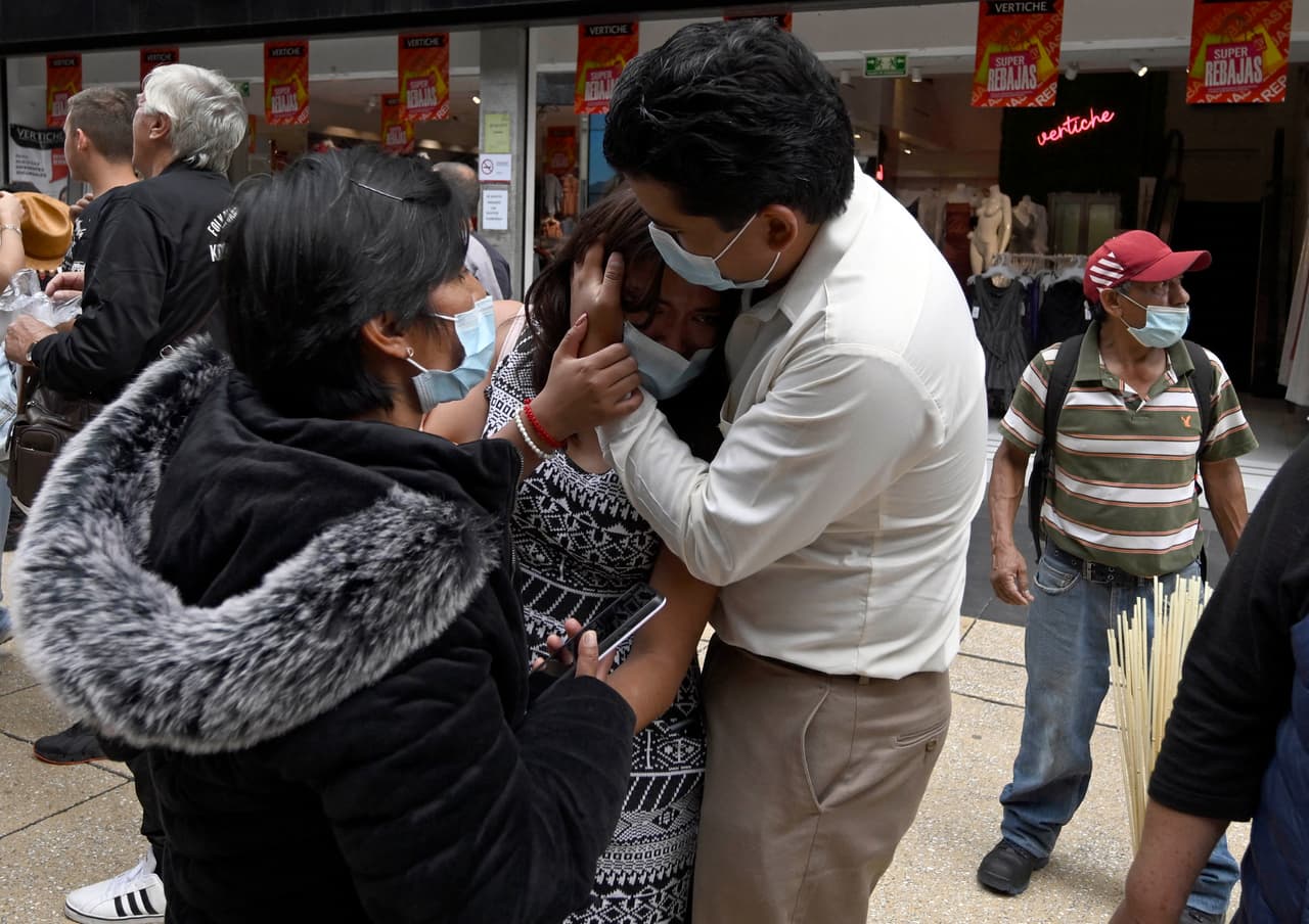 Una mujer es consolada en la calle luego de que ocurriera el estruendoso terremoto este lunes. Aunque 
<b>Protección Civil de México descartó que pudiera ocurrir un tsunami,</b> el Centro de Alertas de Tsunami del Pacífico alertó que 
<b>olas de hasta tres metros podrían golpear localidades como Manzanillo, Acapulco y Puerto Vallarta.</b>