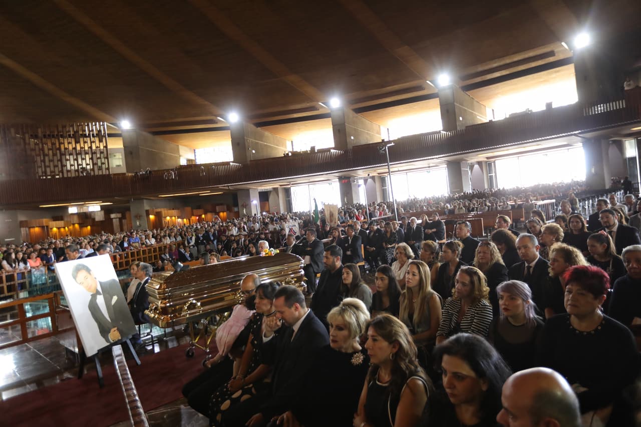 El féretro de José José llegó alrededor de las 2:00 pm a la Basílica de Guadalupe. Las personas, entre ellos muchos de la tercera edad, dedicaron cantos y mensajes tanto al cantante como a sus familiares.