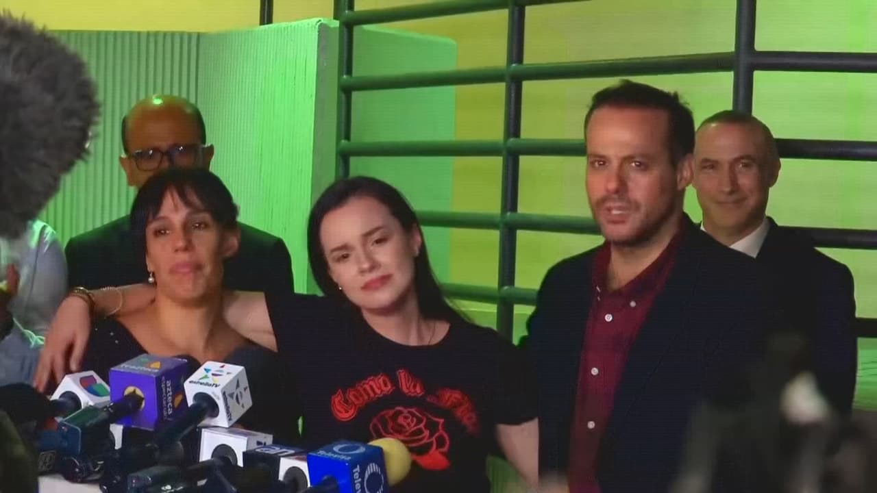 Allí, los tres hermanos, junto al cónsul Jonathan Chait, anunciaron a los medios de comunciación que habían llegado a un acuerdo, los funerales de José José se llevarían a cabo en Miami y en México, según explicaron los hijos del "Príncipe".
<br>