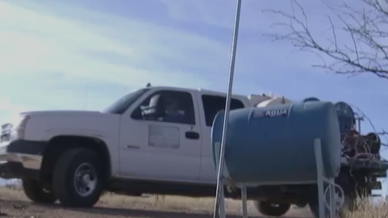 Retiran 12 contenedores de agua del desierto de Arizona ante falta de permisos federales