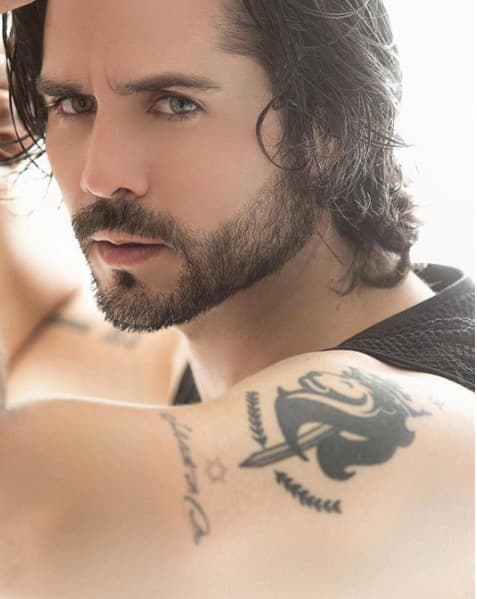 José Ron es uno de los galanes más guapos y también cuesta trabajo no enamorarse de sus ojos verdes.