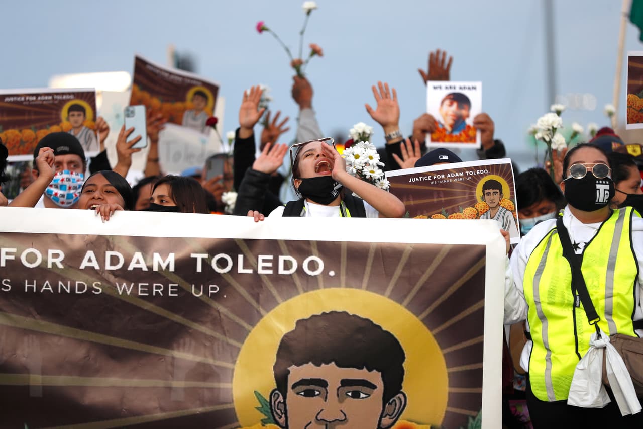 Manifestantes asisten el domingo 18 de abril de 2021 a una marcha en el barrio de Little Village, en Chicago, para honrar a
<a href="https://www.univision.com/temas/adam-toledo">Adam Toledo,</a> un niño de 13 años que murió el mes pasado tras ser baleado por la policía.