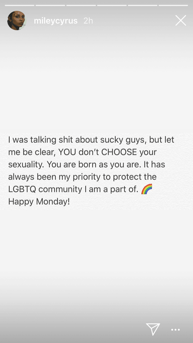 "Estaba hablando mierda de chicos desagradables, pero déjenme ser clara, no eliges tu sexualidad. Has nacido como eres. Siempre ha sido mi prioridad
<b>proteger a la comunidad LGBTQ</b> de la que soy parte", escribió Cyrus.