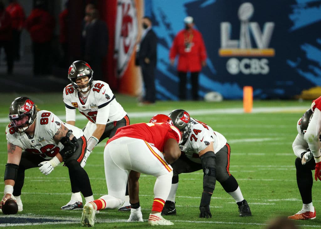 La defensa de los Tampa Bay deja a Patrick Mahomes sin pase de anotación y con dos intercepciones en la arrolladora victoria de los Buccaneers 9-31 sobre los Kansas City Chiefs. Tom Brady demuestra porque es el mejor y con tres pases de anotación y sin intercepciones consigue su séptimo anillo de Super Bowl.