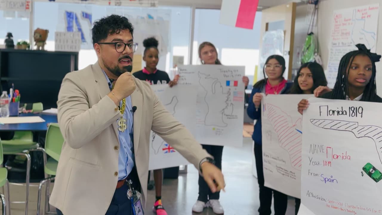 Manuel Cuevas canta frente a sus alumnas en Solar Preparatory School, Dallas, Texas.
