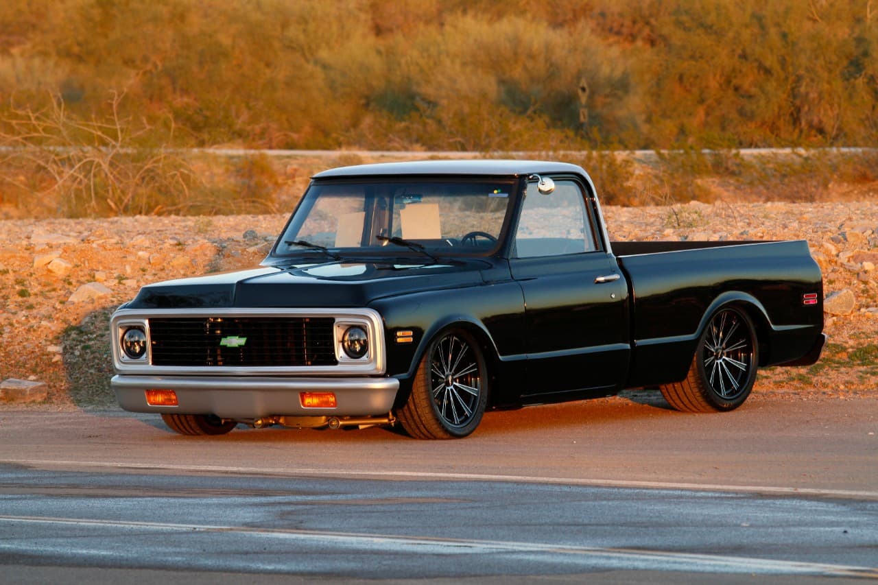 <b>Chevrolet C-10 1971 </b>
<br>Vendida por 
<b>110,000 dólares </b>
<br>Hace tres años, ‘Adel’, como la llamaban sus anteriores propietarios, fue donada a la Fundación Austin Hatcher para el cáncer pediátrico, para ser subastada en beneficio del organismo. Al momento de la venta, esta pickup contaba con un tren motriz Chevrolet Performance LS3 E-ROD con motor de 430 caballos de fuerza, transmisión 4L65-E, baterías Odyssey, suspensión de aire Ridetech, sistema de radiador BeCool y paneles de la marca Goodmark Industries.
<br>