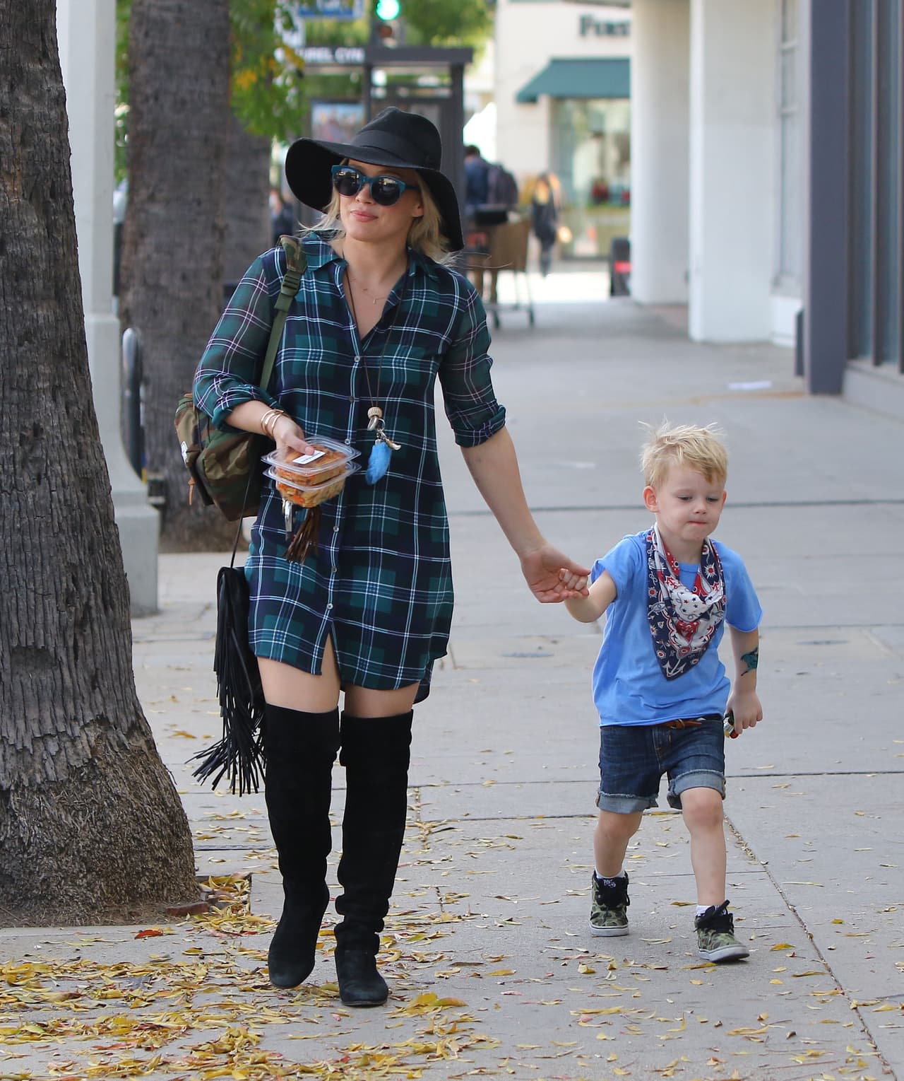 Su pequeño hijo nunca soltó su mano.