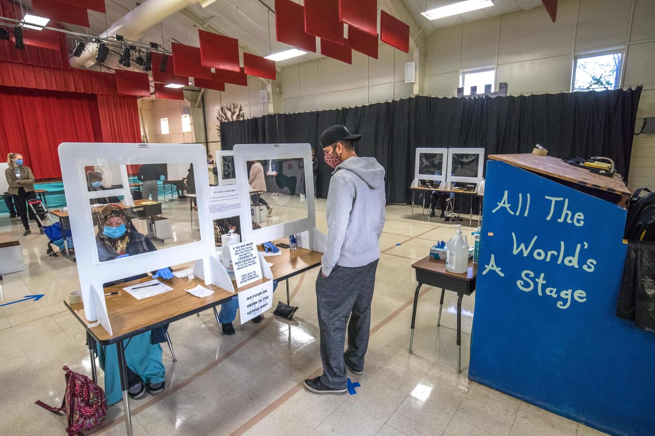 Los centros electorales permanecerán abiertos hasta las 7:30 pm, o hasta que el último votante en fila haya ejercido su derecho al voto.