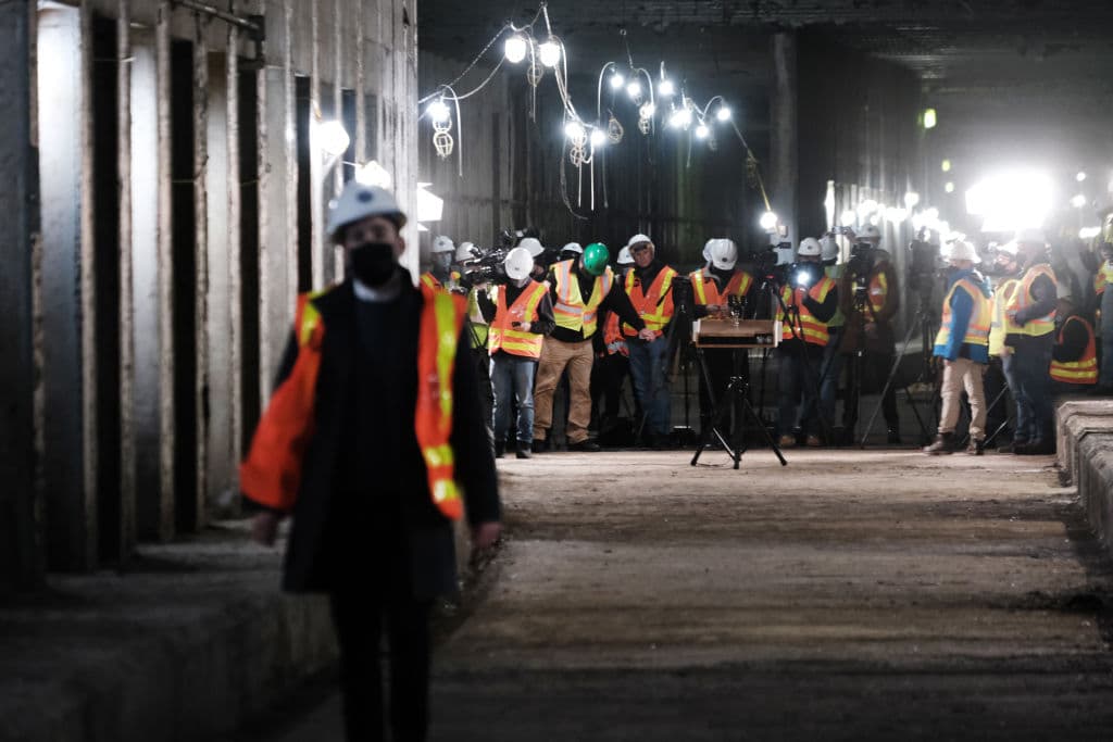 Las obras se realizan luego de que el pasado 15 de noviembre se aprobara el proyecto de ley de infraestructura que aportará miles de millones de dólares a Nueva York, mismos que serán destinados a diversos proyectos de transporte.