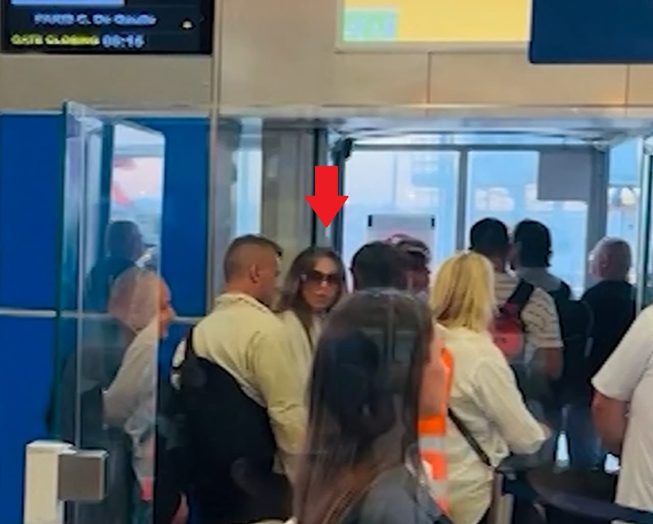 JLo fue captada mientras esperaba para abordar y realizar trámites.