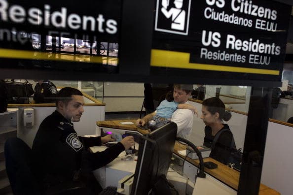 <b>¿Mi hijo puede viajar sin el Real ID?</b>
<br>
<br>Es importante considerar que cada estado tendrá sus propias políticas y discrecionalidades; por lo cual una familia viajando dentro de EEUU, deberá verificar si en los estados que visite el documento será obligatorio para sus niños, independientemente que los padres o custodios del menor ya tengan el nuevo documento.
<br>
<br>