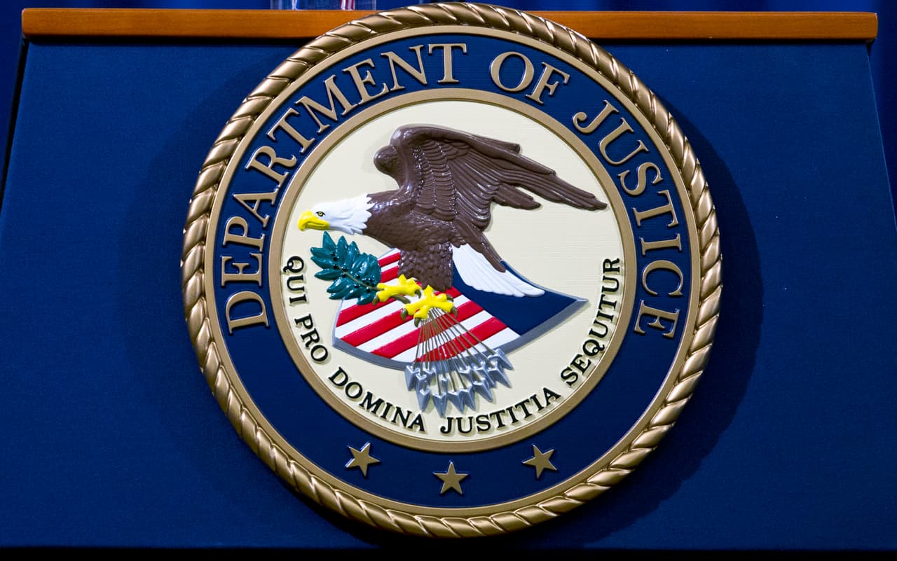 Sentencian a hombre rumano por ola de swatting contra funcionarios del gobierno de EEUU