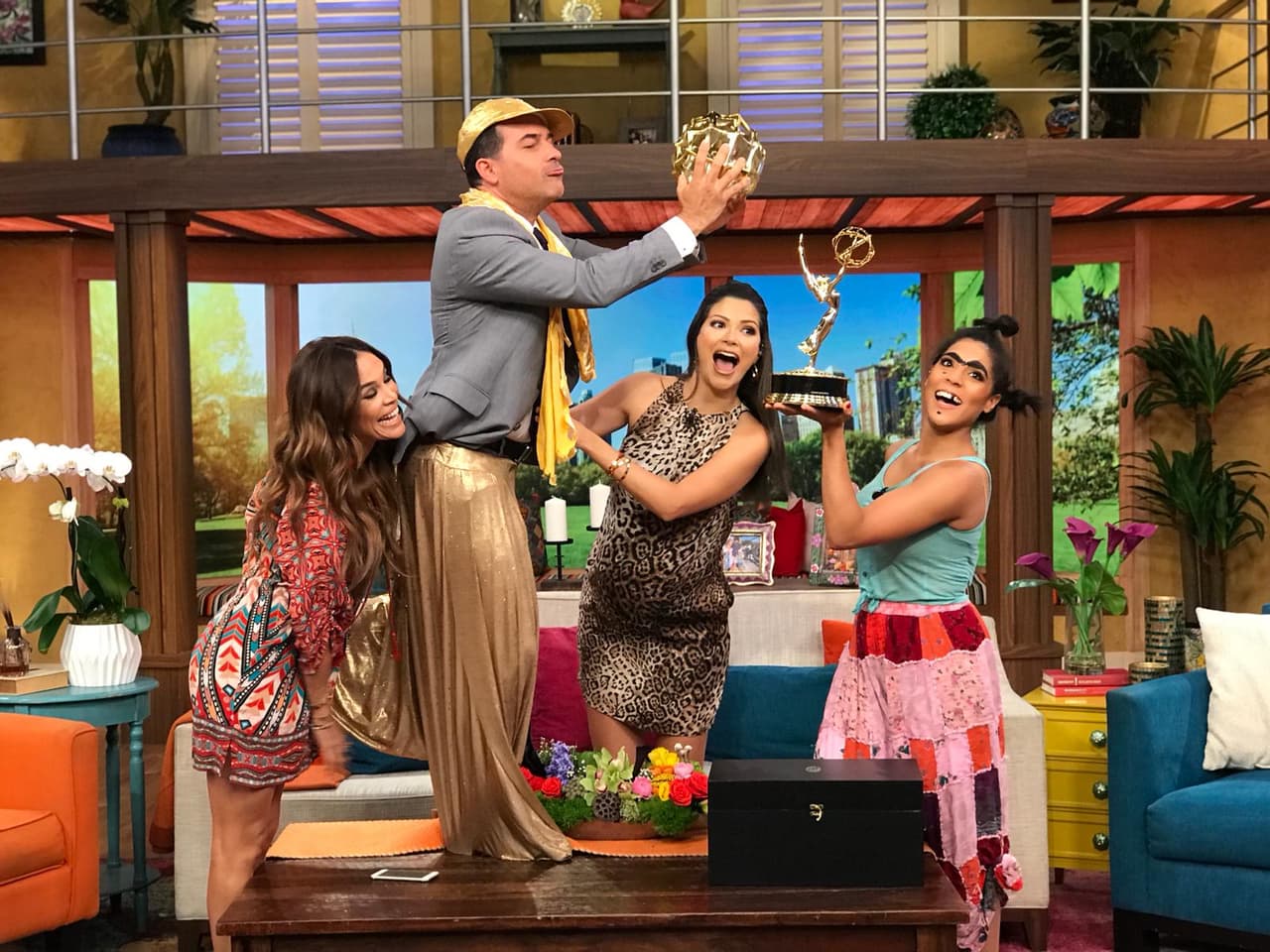 Ahora no solo Mela, también Ana Patricia y Karla podrán tener una foto con dos premios Emmy.