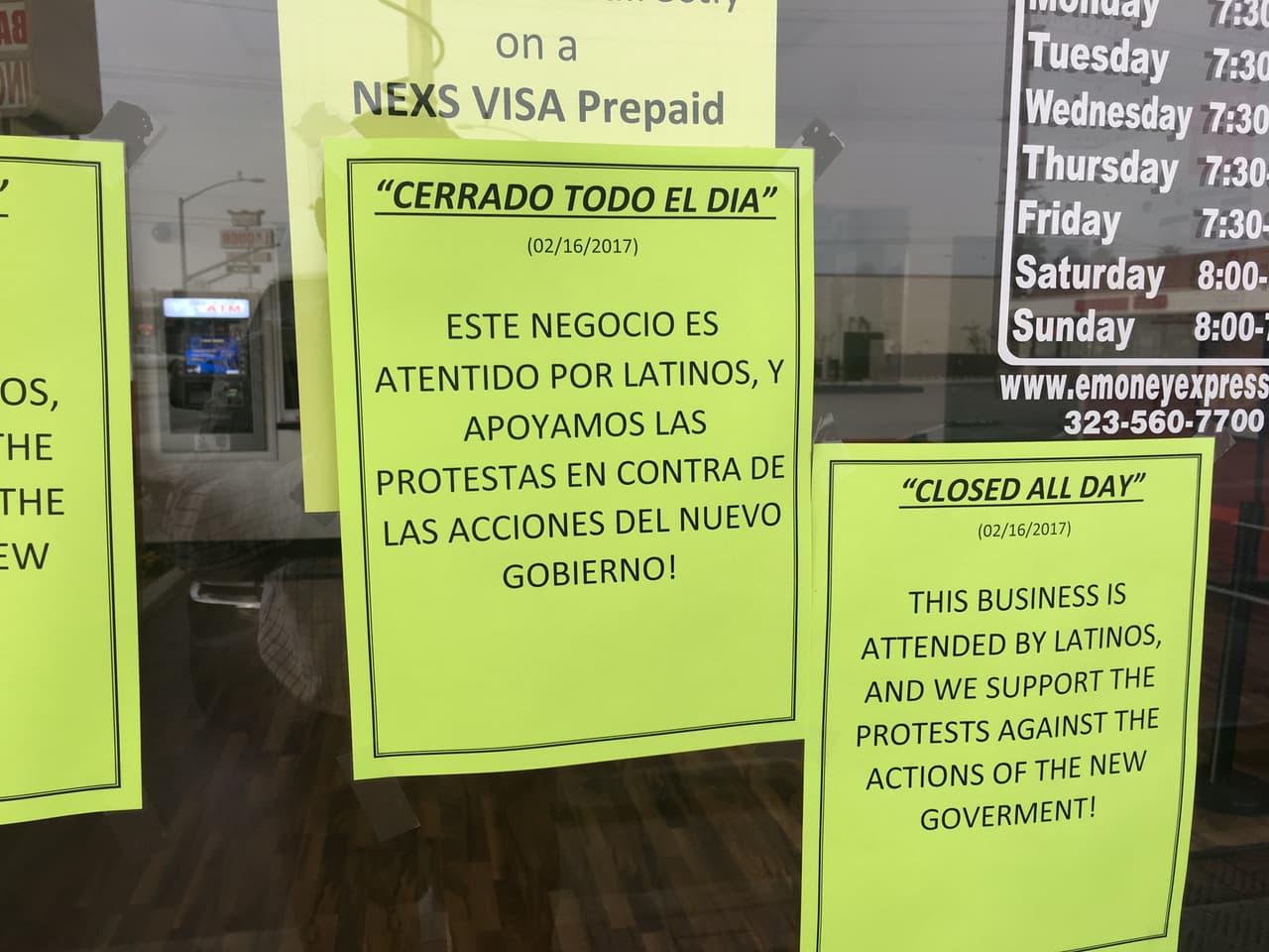 Letrero en la entrada de un negocio de envío de dinero en la ciudad de Cudahy, California.