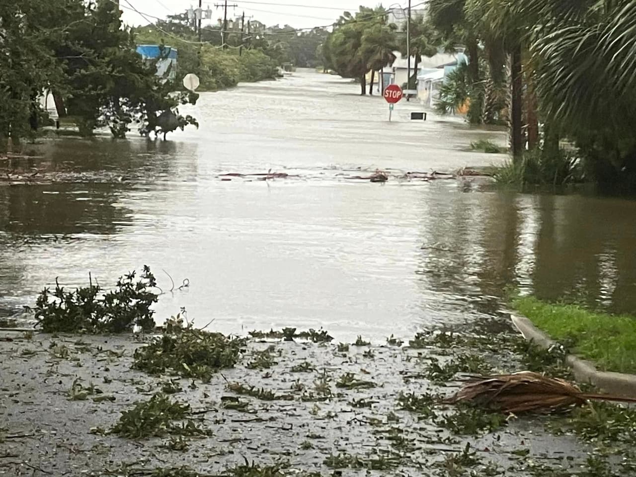 Hay vías que prácticamente quedaron bajo el agua y el riesgo para los habitantes es alto, como
<b>estas calles en la isla de Cedar Key, donde hay tanques de propano regados.</b> Los bomberos piden no salir de la isla.