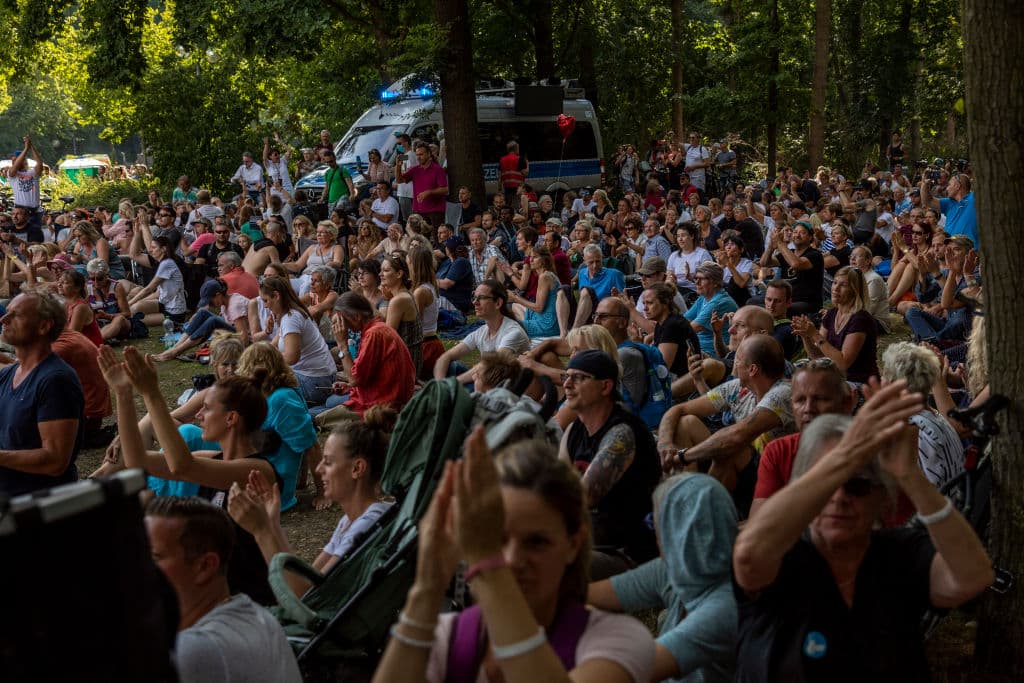 Muy pocos llevaban mascarilla, indicó un periodista de la AFP en el lugar, y la distancia física de seis pies de separación tampoco se respetaba.