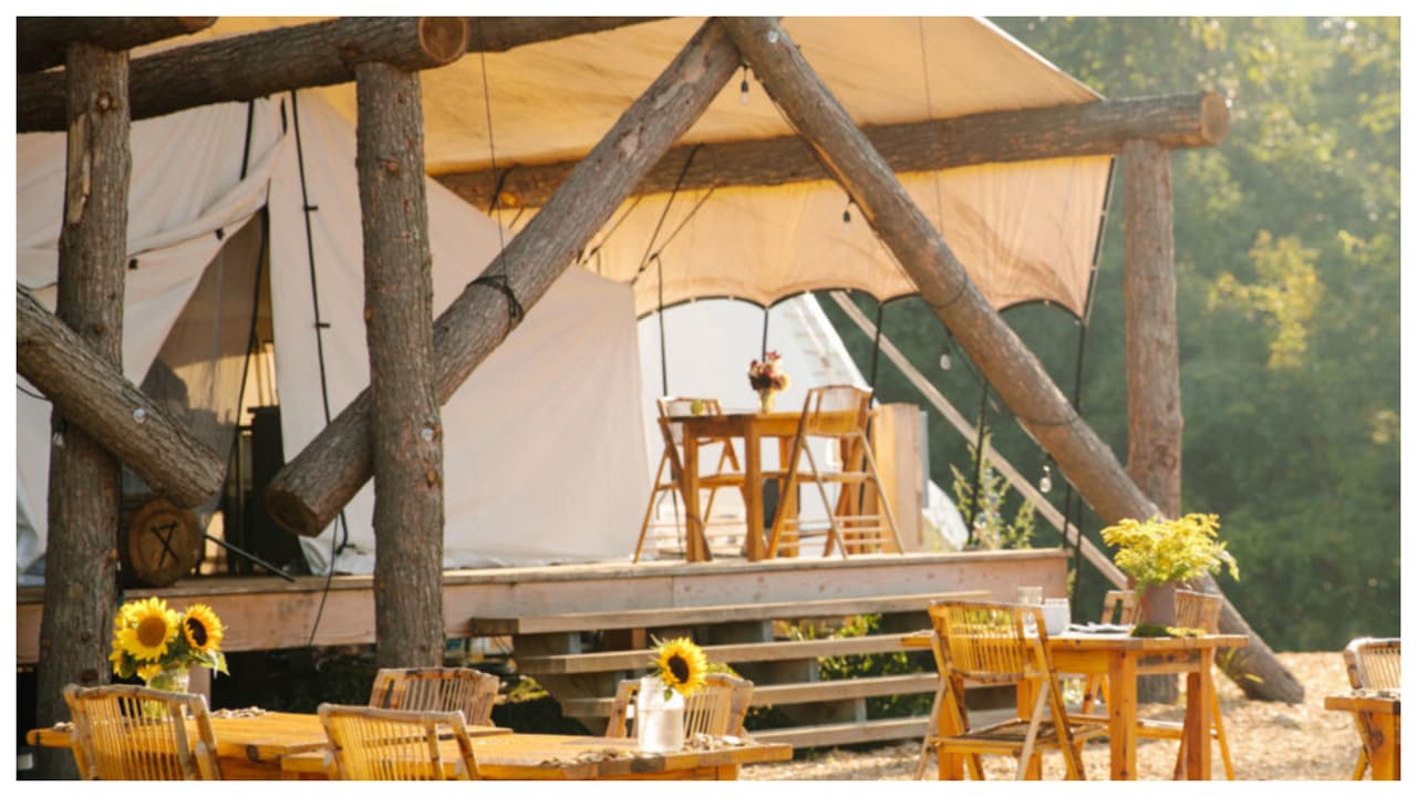 Para quien prefiera un destino más lujoso para su glamping, puede visitar alguna de las tiendas de campaña de 
<a href="https://www.glamping.com/destination/north-america/new-york/ghent/collective-hudson-valley/">Collective Hudson Valley,</a> a unas dos horas de ciudad de Nueva York, 
<b>y en donde una noche al aire libre en una de sus tiendas comienza por $400. </b>
<br>
<br>