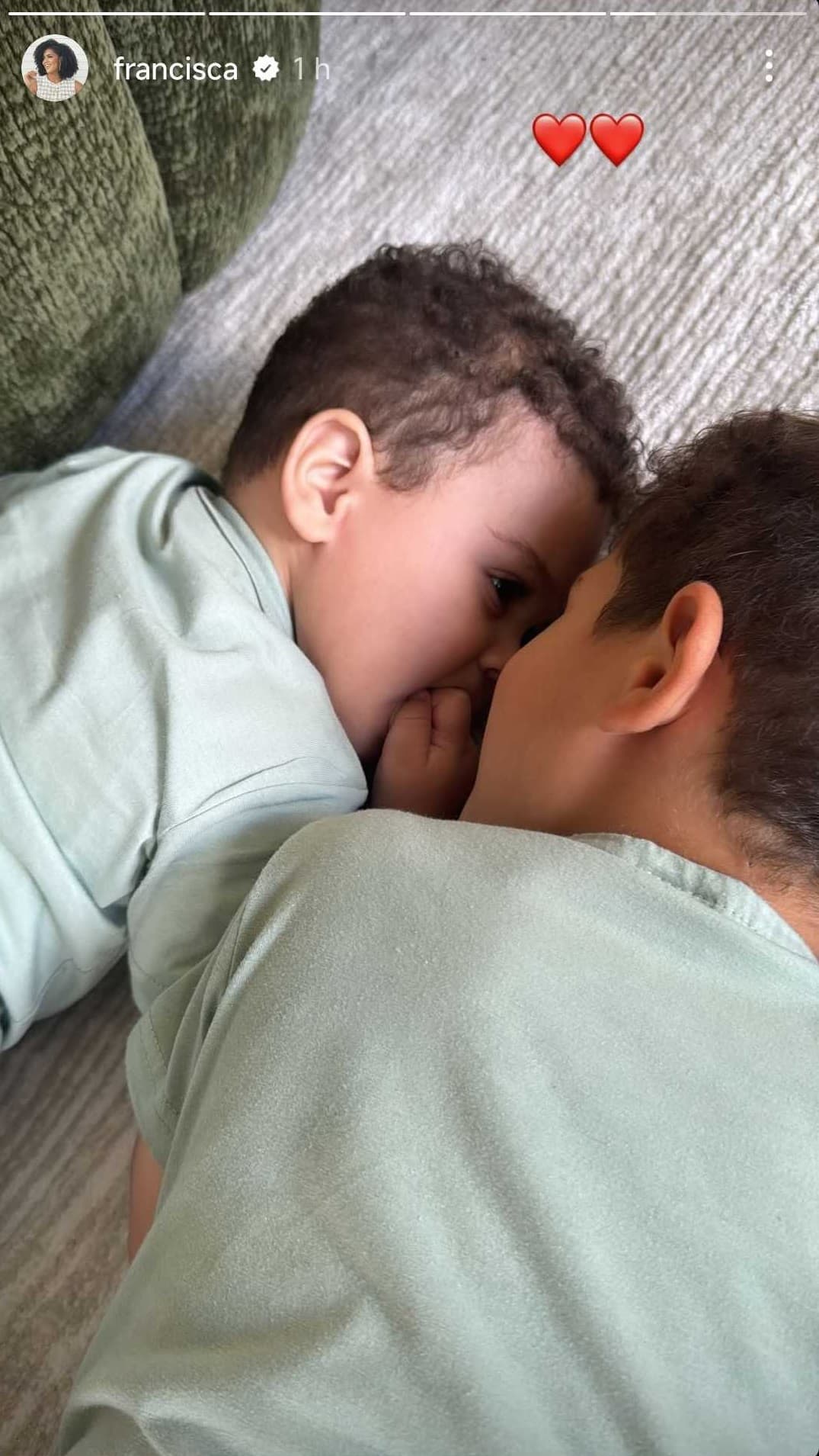 Gennaro y Franco, hijos de Francisca, unidos en un día especial.