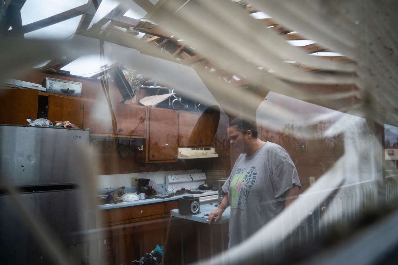 Sandra Taube y su esposo se refugiaron de Michael en casa de su vecino en Panama City. El techo de la vivienda se desprendió con la fuerza del viento y la casa resultó destrozada.