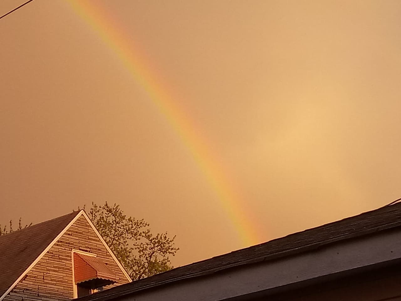 <b>¿Es realmente un arco?</b>
<br>El arcoíris completo es en realidad un círculo completo, pero desde el suelo solo vemos una parte. Desde un avión, en las condiciones adecuadas, se puede ver un arcoíris circular completo