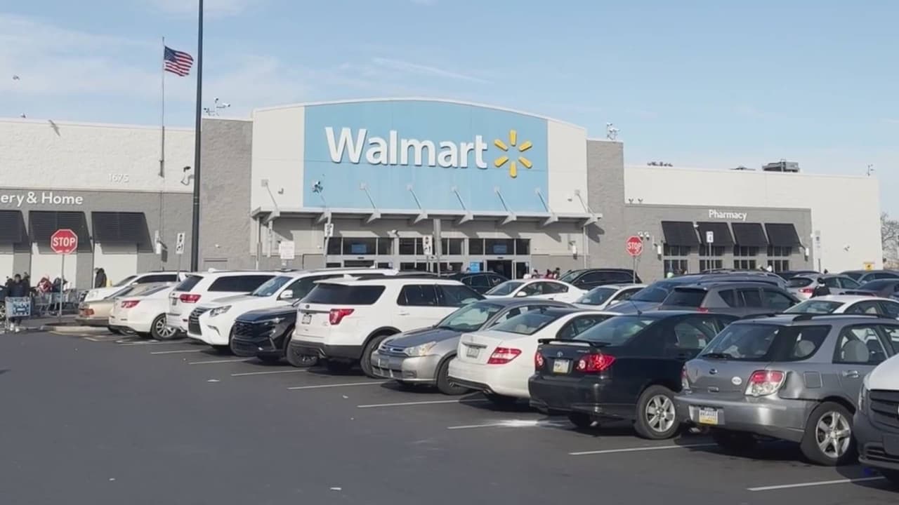 Pelea en un estacionamiento de Walmart acaba con una mujer apuñalada: esto es lo que se sabe