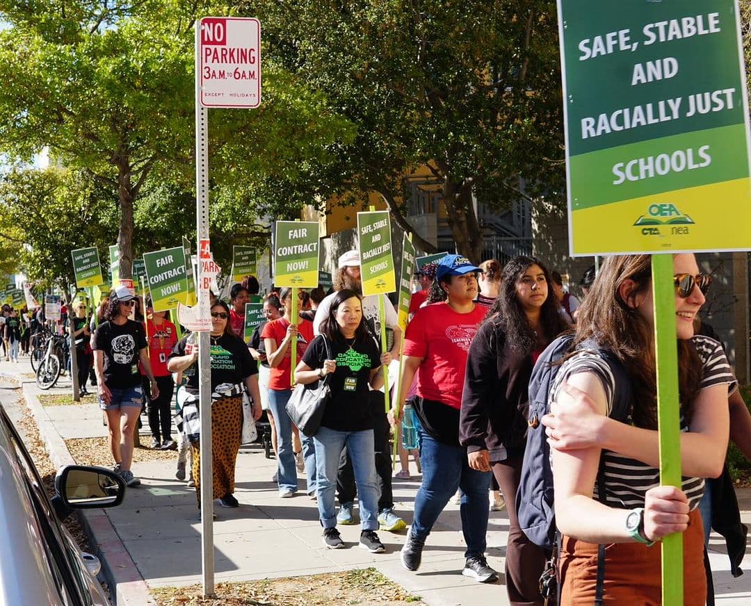 Luego de que fracasaran las negociaciones con el Distrito Escolar, unos 3,000 maestros de Oakland pararon actividades a partir de este 4 de mayo.