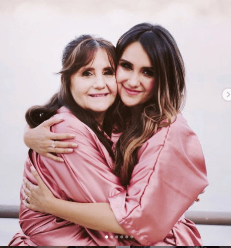 Tras el nacimiento de su hija, la famosa mexicana ahora comprende mejor a sus padres: "Hoy más que nunca entiendo y valoro todo el esfuerzo, sacrificio y el gran amor con el que has criado a tres hijas, solo puedo darle las gracias a Dios por tenerte", escribió en mayo para felicitar a su progenitora por el Día de las Madres.