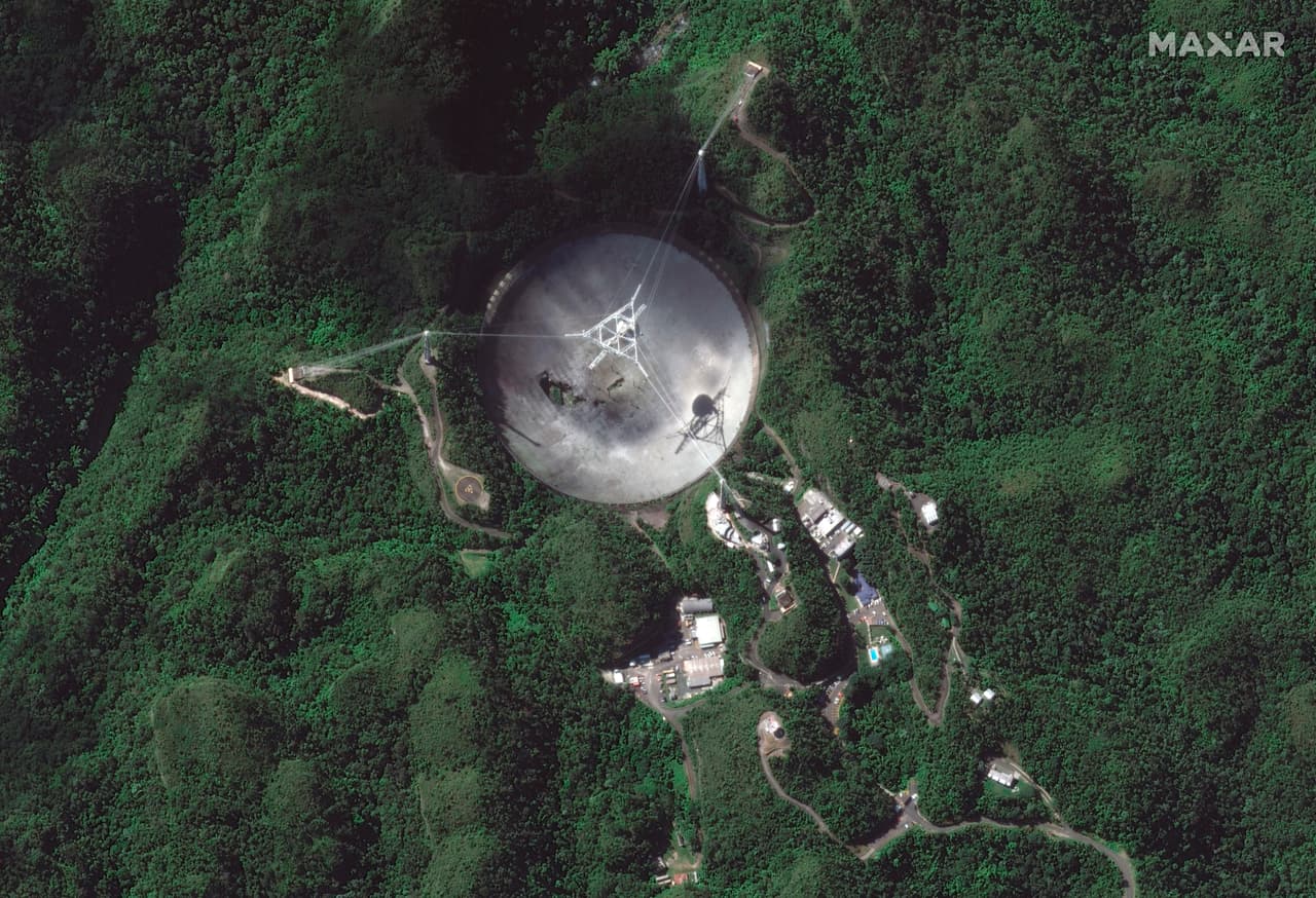 Una vista de satélite de la instalación en Arecibo. El adiós de este emblema de Puerto Rico supone dejar atrás lo que ha sido una parte fundamental para la comunidad científica mundial durante el último medio siglo.