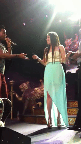 También en 2013, el cantante Romeo Santos permitió que un joven que había asistido a su concierto en la ciudad de Guadalajara, México, subiera al escenario y sorprendiera a su novia.