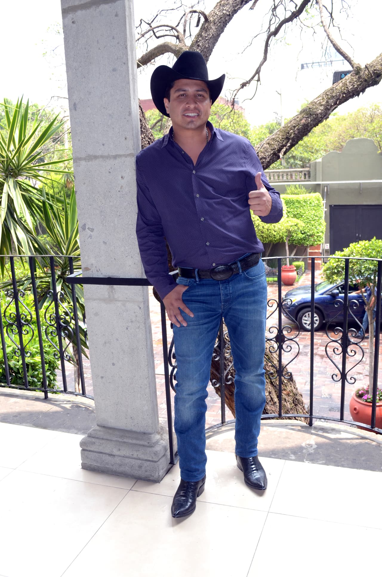 El cantante trabajó con la banda pero no como músico o cantante, sino como guía de turismo.