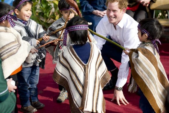 En su primer día en Chile, el príncipe tuvo un encuentro breve con la presidenta Michelle Bachelet y luego visitó un jardín de niños en la región de Pudahuel.