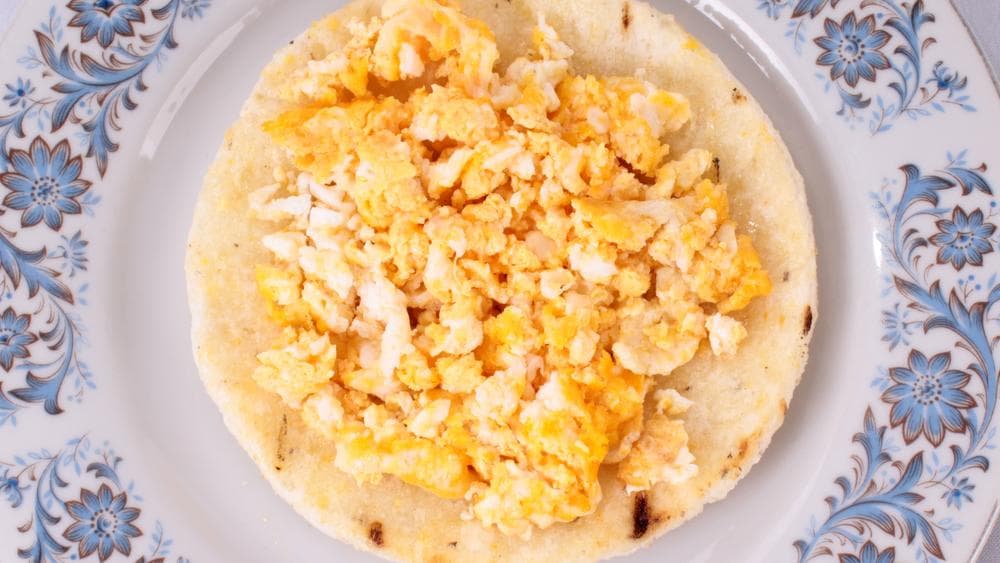 ¿Quieres comenzar el día rebosante de energía? Te proponemos 
<a href="https://www.univision.com/noticias/reto-28/huevos-cremosos-con-arepa-de-quinoa-y-chia-reto-28" target="_blank">esta arepa</a> preparada con maíz, avena, quinoa y chía, coronada con huevos revueltos.