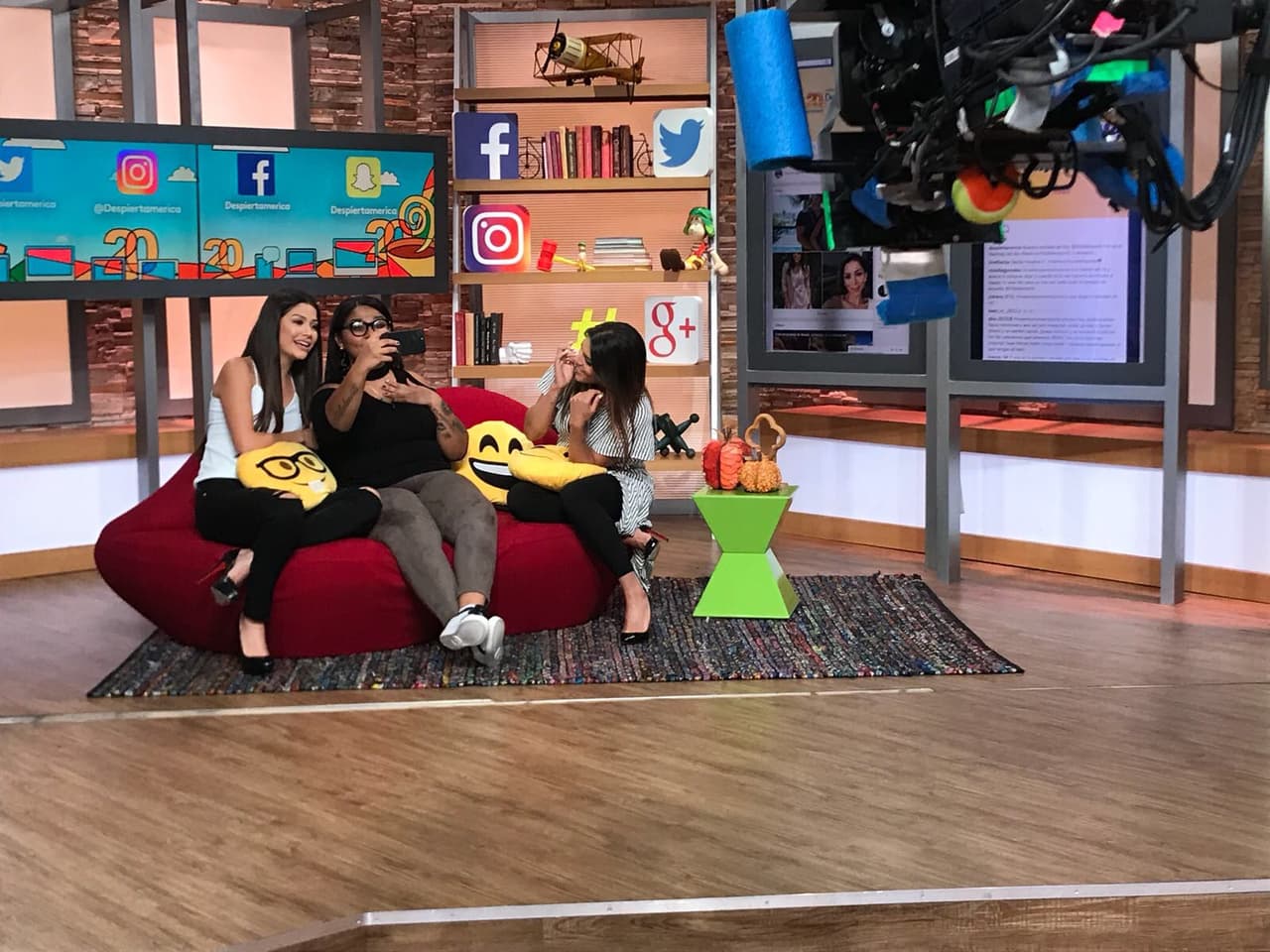 Delante y detrás de cámaras, en Despierta América nos divertimos con nuestros invitados.