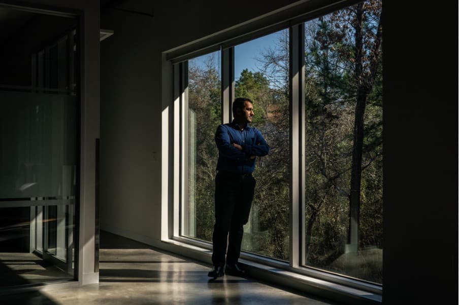 Ebrahim Eslami dice que los gobiernos locales y las organizaciones medioambientales se están esforzando por cubrir muchas lagunas en el monitoreo del aire.