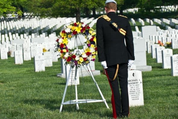 El príncipe colocó una ofrenda floral en la Tumba del Soldado Desconocido.