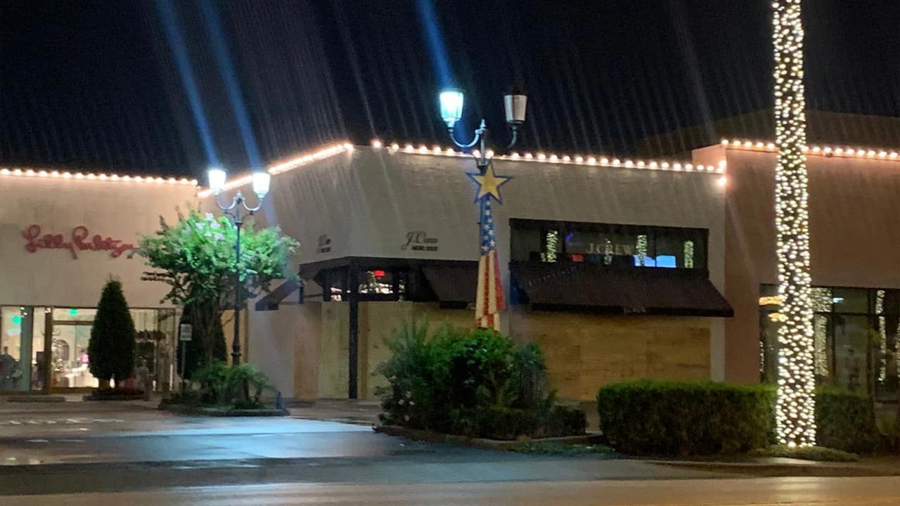 El sábado 30 de mayo, la policía de Houston arrestó a más de 100 personas por diferentes delitos en las protestas que ocurrieron en el centro de la ciudad.