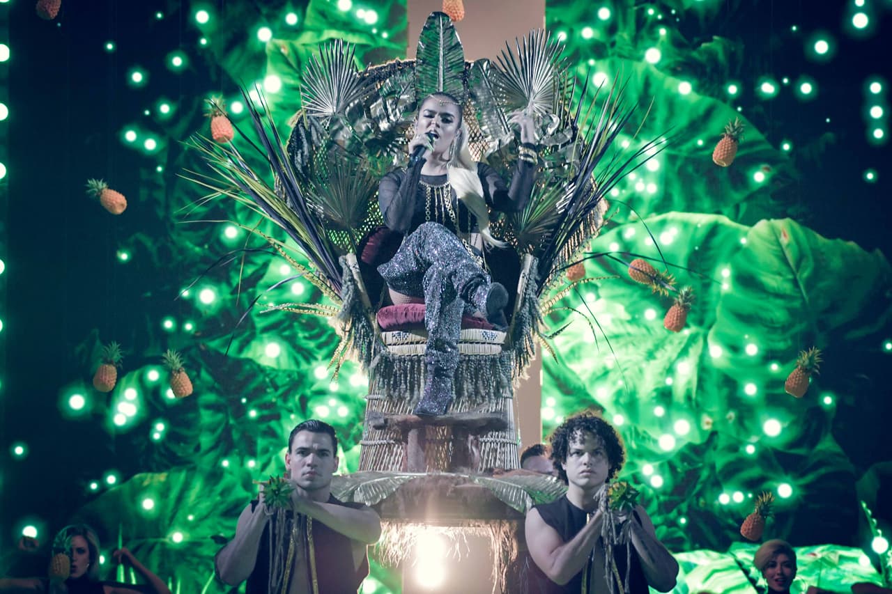 Los primeros acordes de 'Mi cama' sonaron para darle la bienvenida a Karol G, cantante que se encargaría de musicalizar los primeros pasos de las nuevas universitarias de la mansión NBL.