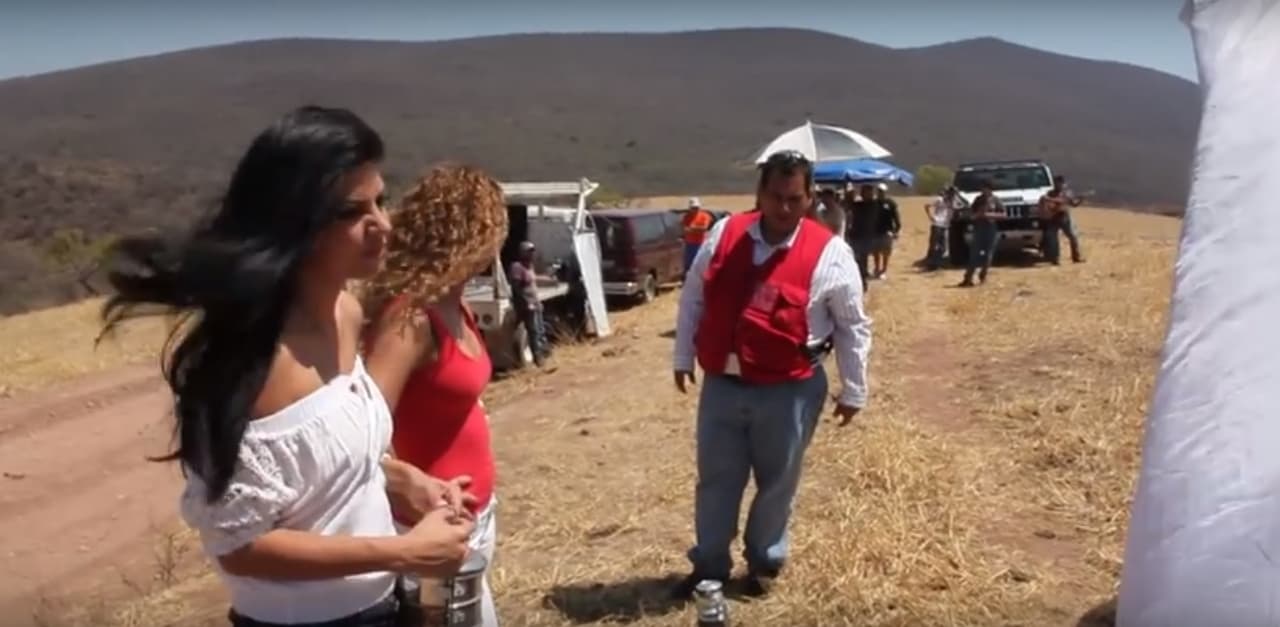 Joan Sebastian ofreció una serenata a África Zavala y Jessica Coch durante la grabación del video.
