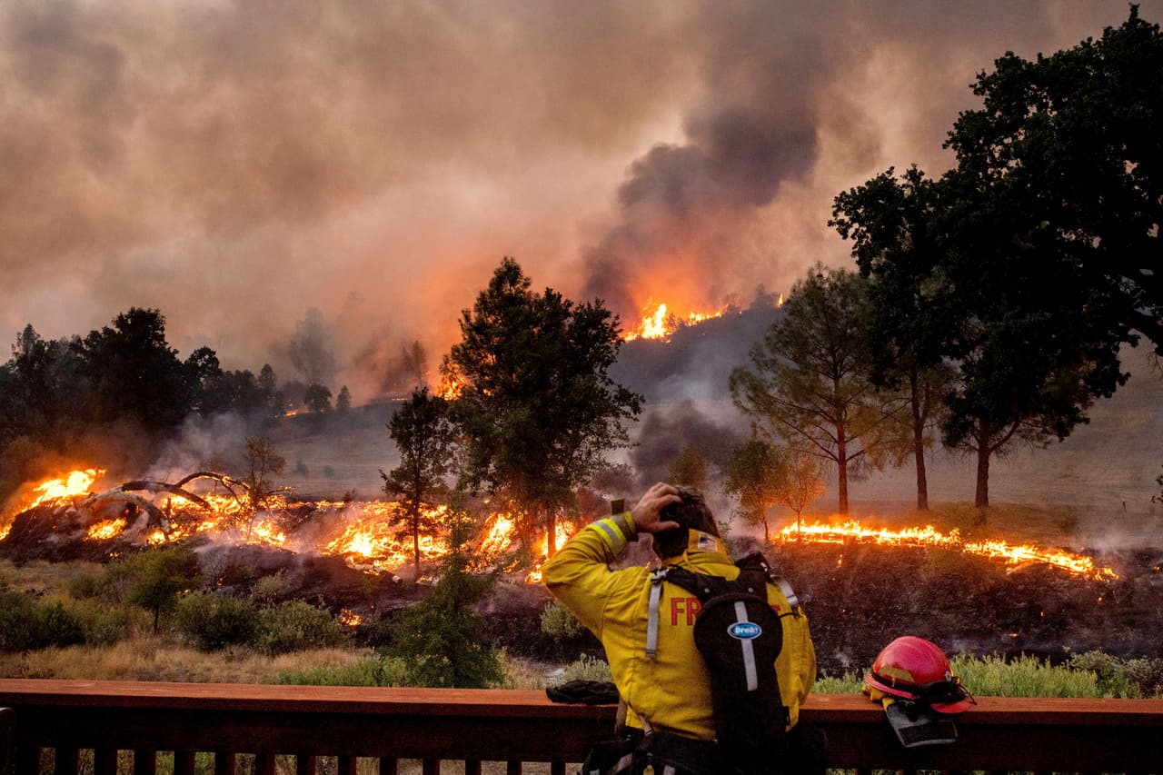 La temporada de incendios de este año se ha intensificado debido a una fuerte ola de calor acompañada de más de 20,000 rayos generados por tormentas eléctricas que han dado inicio a incendios de gran magnitud.